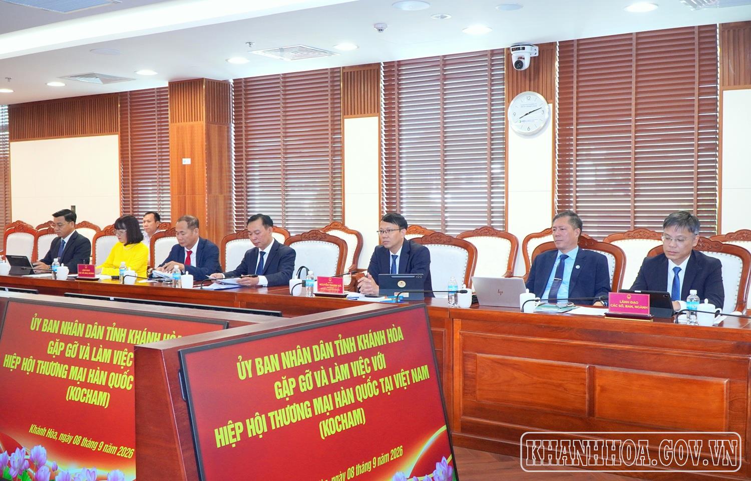 Руководители Народного Комитета провинции и управлений, отделений и секторов за столом рабочей встречи с KOCHAM