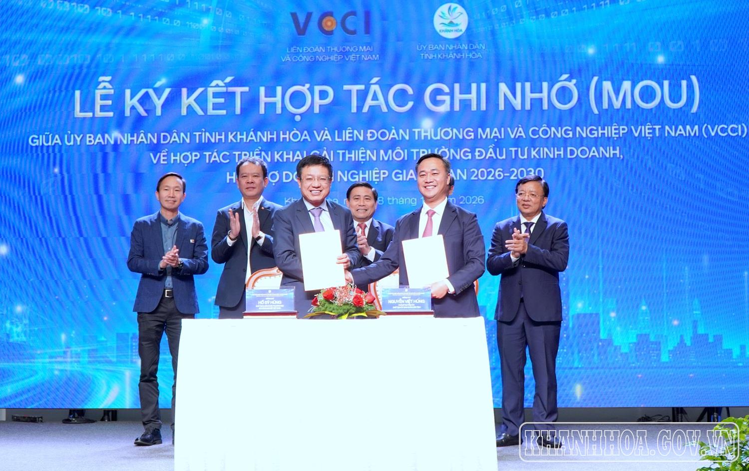 Руководители Народного Комитета провинции Кханьхоа и VCCI подписывают меморандум о взаимопонимании и сотрудничестве на период 2026–2030 годов